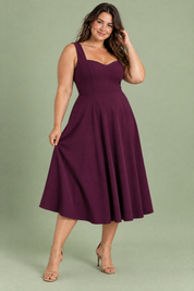 Robe midi violette à décolleté cœur | Porté sur une silhouette plus ronde | Lounelle Paris