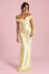 Vestido comprido amarelo-claro em cetim com franzidos e ombros descobertos