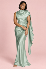 Robe longue en satin vert sauge à col bénitier | Porté sur une silhouette plus ronde | Lounelle Paris