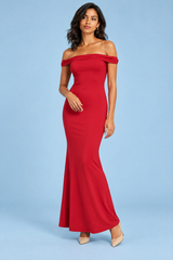 Vestido comprido vermelho assimétrico com ombros descobertos e detalhe torcido