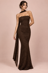 Vestido maxi cai-cai em renda castanho-escuro com detalhe de lenço