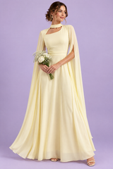 Vestido comprido amarelo-claro com decote quadrado e mangas-capa