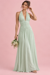 Vestido comprido verde-claro com decote profundo e detalhe franzido