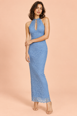 Vestido comprido de renda azul-claro com decote assimétrico e detalhe de gola