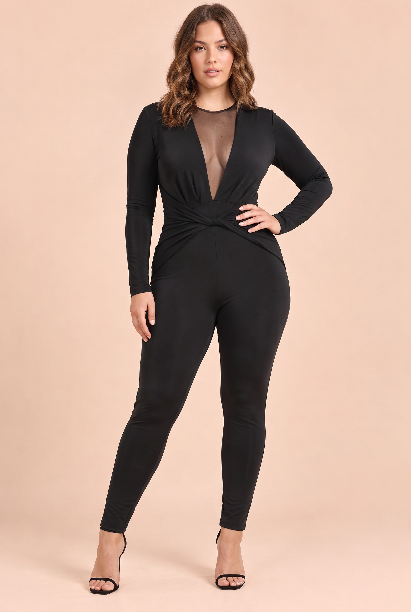 Combinaison noire froncée à décolleté plongeant | Porté sur une autre silhouette | Lounelle Paris