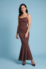 Vestido comprido de corte sereia castanho com bolas e decote drapeado
