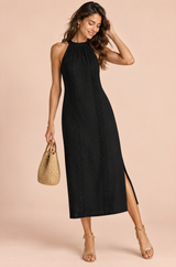 Vestido midi preto sem mangas, plissado e com abertura lateral