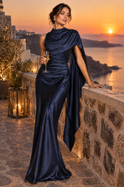 Robe longue en satin bleu foncé à col bénitier | Deuxième photo lifestyle | Lounelle Paris