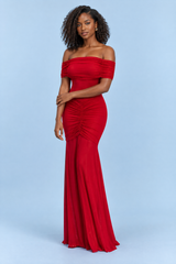 Vestido maxi vermelho com franzidos e ombros descobertos