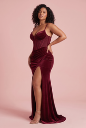 Robe longue bordeaux façon corset, froncée et fendue | Porté sur une autre silhouette | Lounelle Paris