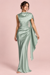 Vestido maxi de cetim verde-sálvia com decote drapeado