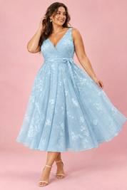 Robe midi fleurie bleu ciel à la coupe patineuse | Porté sur une silhouette plus ronde | Lounelle Paris