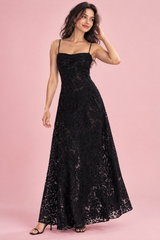 Vestido comprido floral cintado e evasé preto