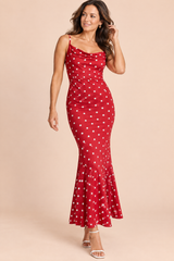 Vestido comprido de corte sereia vermelho com bolas e decote drapeado
