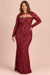 Robe longue rouge en dentelle à décolleté cœur | Porté sur une silhouette plus ronde | Lounelle Paris