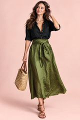 Conjunto de camisa e saia verde-azeitona com cinto para atar