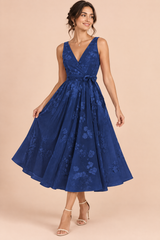 Vestido midi floral azul-marinho de corte evasé