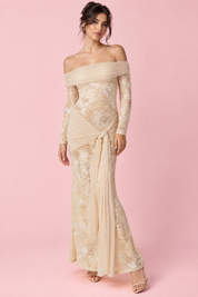 Robe longue beige en dentelle à col Bardot, avec détails froncés et lien à nouer | Vue de face | Lounelle Paris