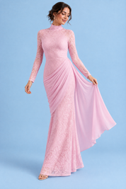 Robe longue moulante en dentelle rose à col montant et jupe drapée | Vue en mouvement | Lounelle Paris