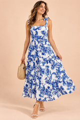 Vestido comprido azul com flores, folhos e decote quadrado