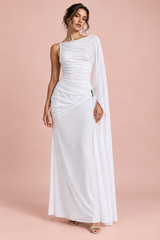 Vestido maxi branco de gola subida, com detalhes drapeados e mangas-capa
