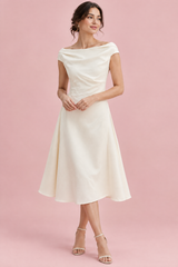 Vestido midi evasé branco-creme com decote barco