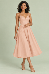 Vestido midi bege com alças finas e saia volumosa