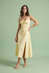 Vestido midi amarelo-claro evasé com decote quadrado