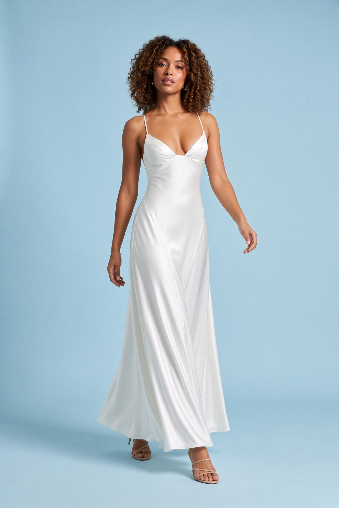 Robe longue satinée blanche à col V | Vue en mouvement | Lounelle Paris