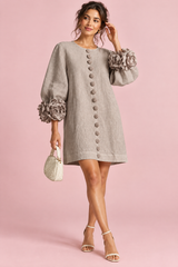 Vestido cinzento com mangas e punhos com folhos