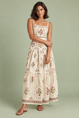 Vestido comprido creme com estampado floral e saia em camadas