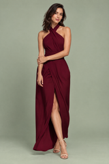 Vestido maxi bordeaux com decote halter e racha