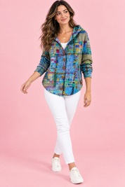 Gilet bleu à capuche boutonné | Vue en mouvement | Lounelle Paris