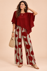 Conjunto de calças vermelho com padrão de bolinhas