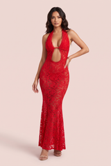 Vestido vermelho comprido de renda com decote halter e costas abertas
