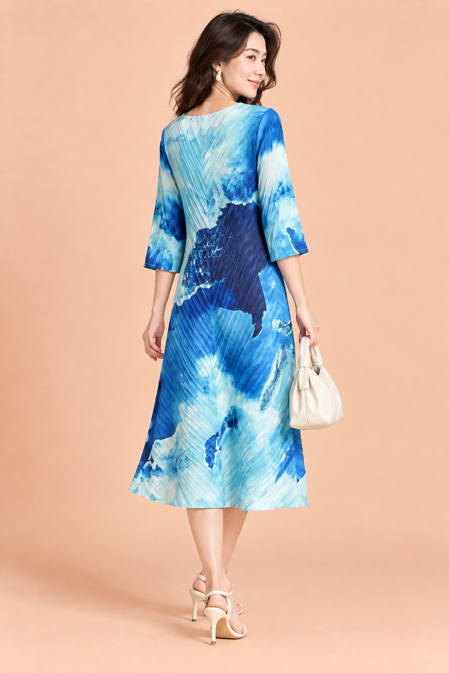 Robe midi plissée bleue à imprimé abstrait | Vue de dos | Lounelle Paris