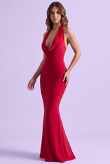 Vestido maxi vermelho, sem costas, com decote drapeado e corte sereia