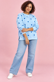 Sweat-shirt oversize bleu à pois | Porté sur une silhouette plus ronde | Lounelle Paris