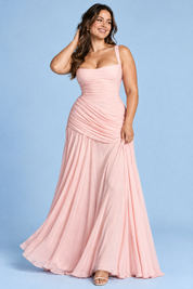 Robe longue rose froncée à encolure carrée et coupe évasée | Porté sur une autre silhouette | Lounelle Paris