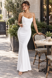 Robe longue moulante blanche à col bénitier | Photo lifestyle | Lounelle Paris