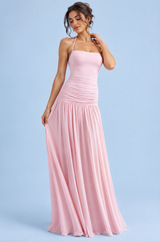 Vestido comprido rosa com decote quadrado e detalhes franzidos