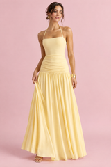Vestido comprido amarelo-claro com decote quadrado e detalhes franzidos