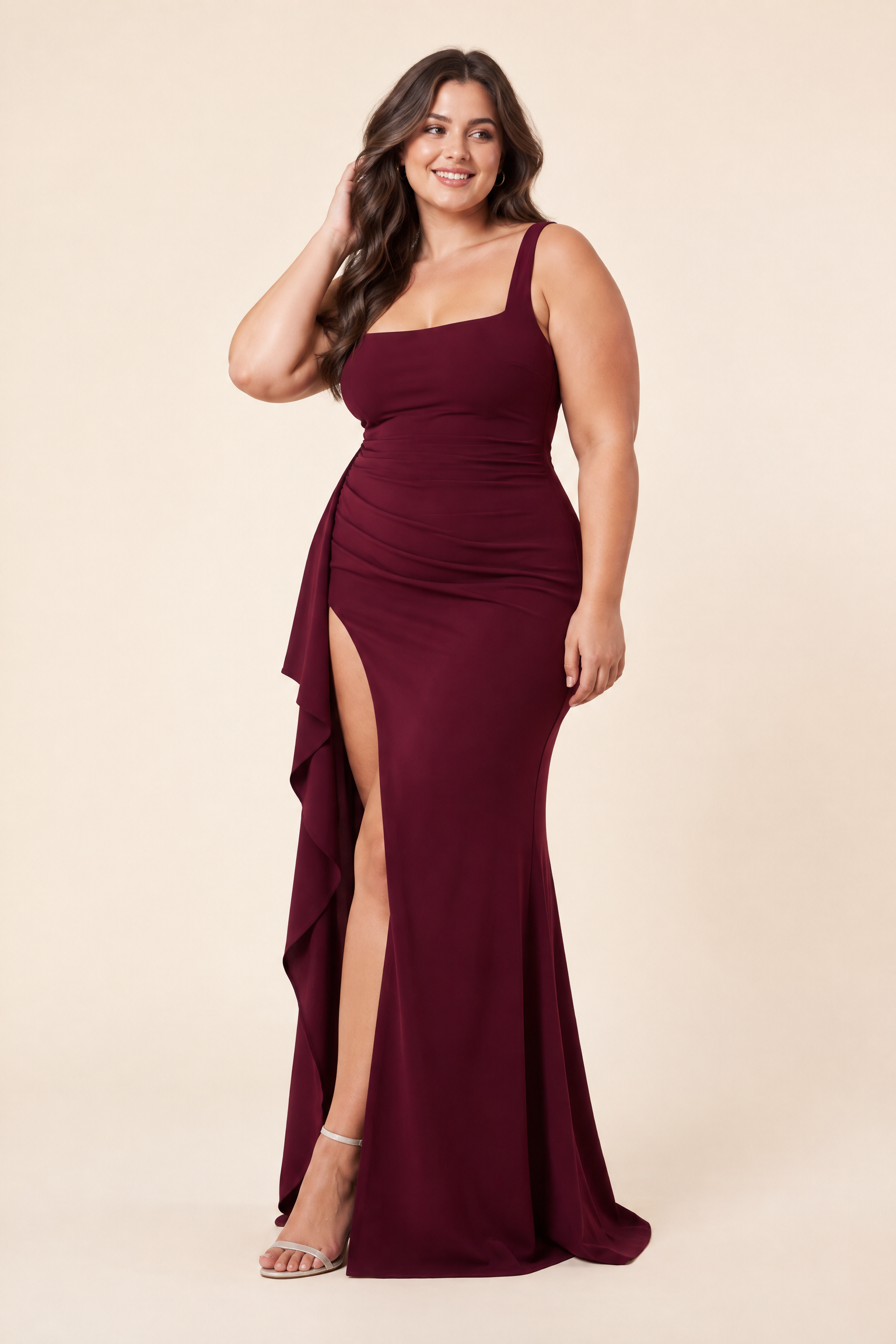 Robe longue bordeaux à encolure carrée, dos plongeant et fente latérale sur la cuisse | Porté sur une silhouette plus ronde | Lounelle Paris