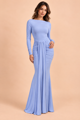 Vestido maxi azul com decote barco e franzido