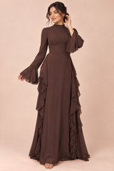 Vestido comprido castanho com folhos e mangas à boca de sino