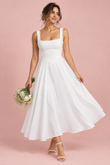Vestido midi branco de alças finas com barra volumosa
