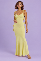 Vestido comprido amarelo com aplicações florais