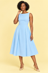 Vestido azul-claro de corte evasé e decote barco