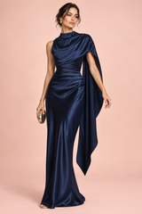 Vestido maxi de cetim azul-escuro com decote drapeado