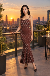 Robe longue sirène marron à pois et encolure drapée | Deuxième photo lifestyle | Lounelle Paris